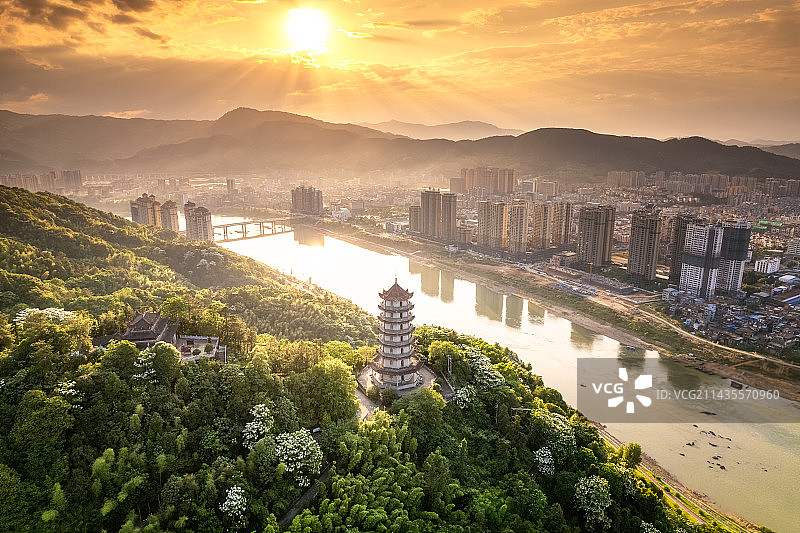 福建建瓯，初夏时节铁狮峰善见塔图片素材