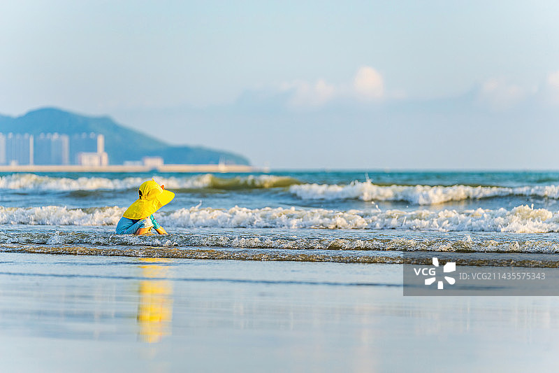 海边儿童正在沙滩上玩耍图片素材