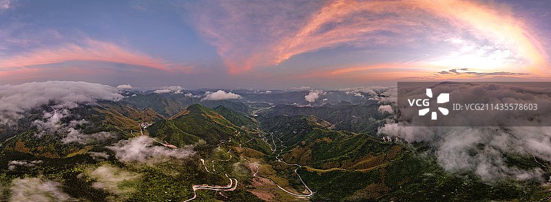 航拍视角下的绵延山脉图片素材
