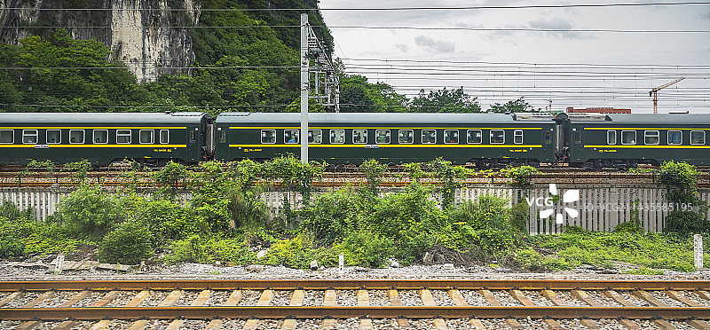 行驶中的绿皮火车｜南宁站-柳州站区间｜图片素材