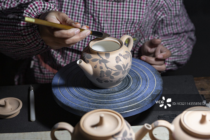 陶瓷青花壶绘画图片素材