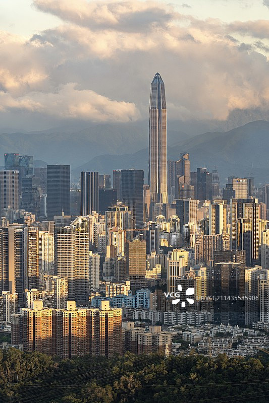 日落时城市楼群对天的高角度视图图片素材