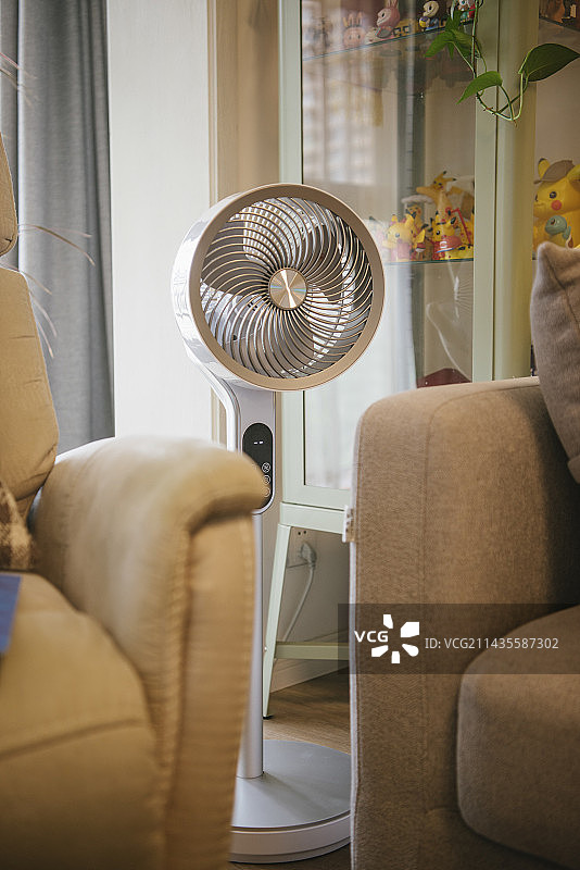 夏天的起居室，风扇送来阵阵凉风图片素材