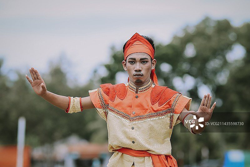 身穿传统服饰在户外跳舞的男人图片素材