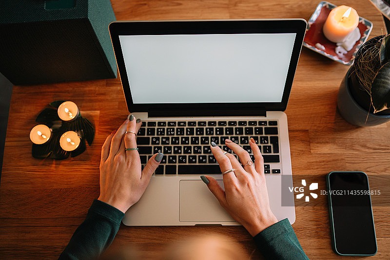 俯视：女子在西班牙家中用笔记本电脑工作图片素材