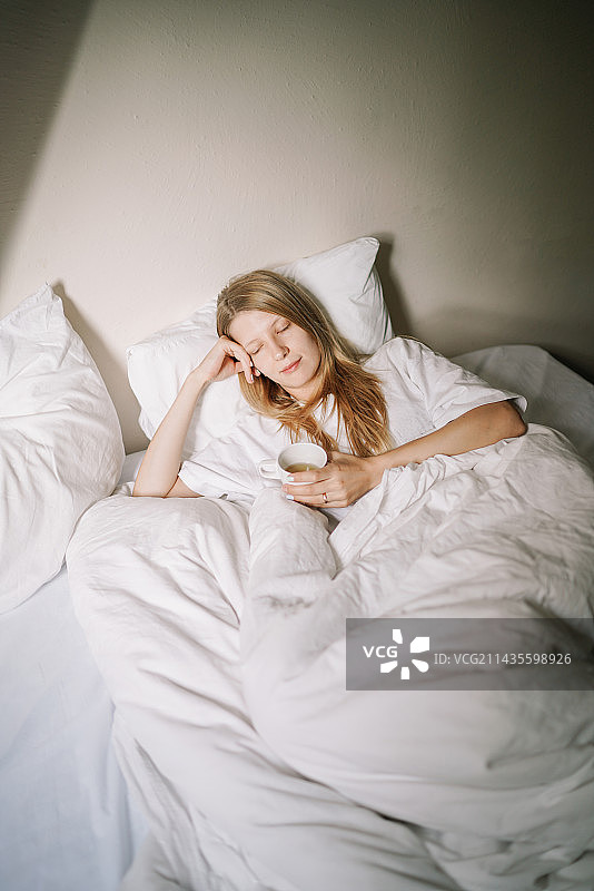 在西班牙家里床上睡觉的女人图片素材