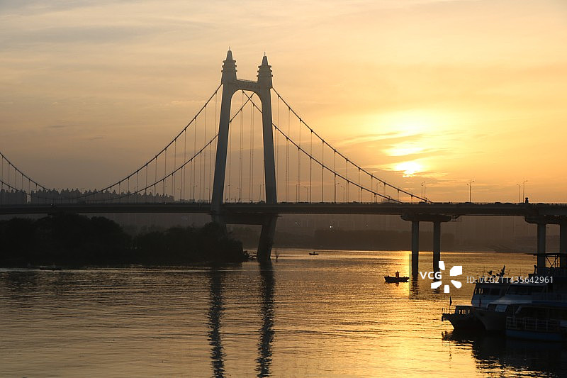 长沙三汊矶大桥的橘子日落图片素材