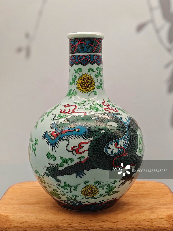 龙图案花瓶图片素材