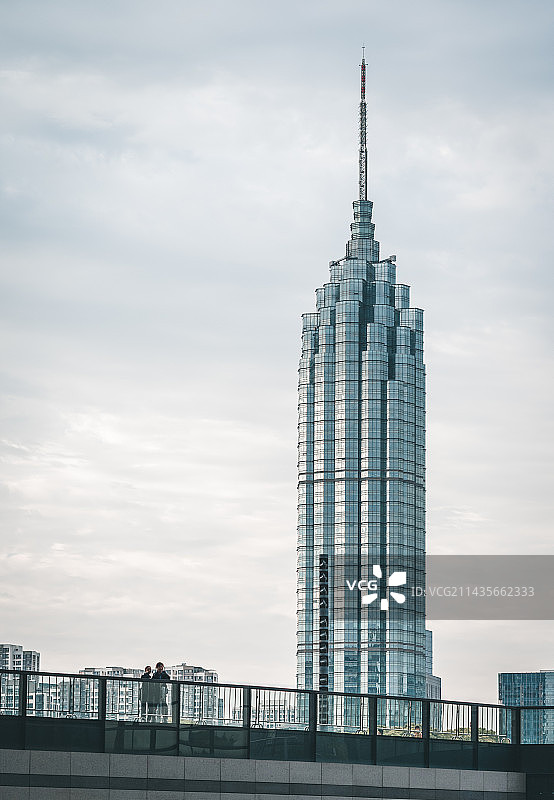 常州现代传媒中心下的情侣图片素材