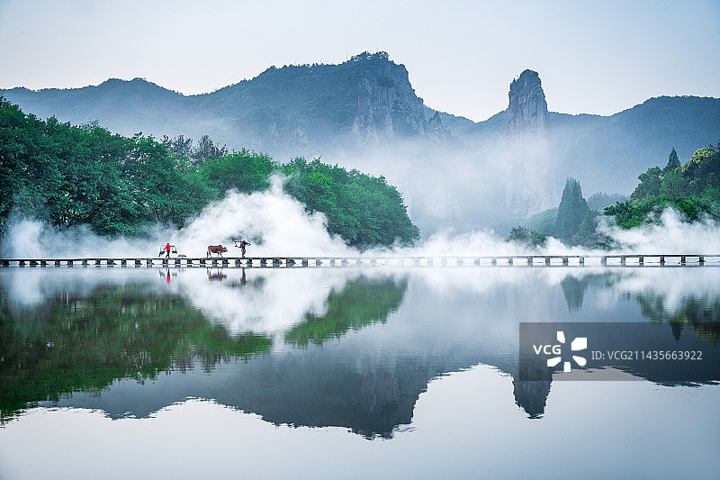 晨曦中拍摄于浙江丽水市缙云县鼎湖峰朱潭村古桥！图片素材