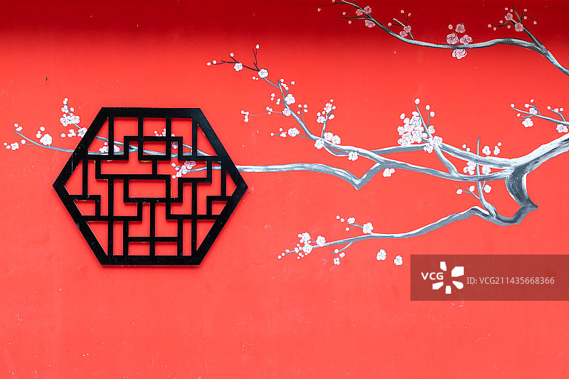 红色墙壁上的中国画图片素材
