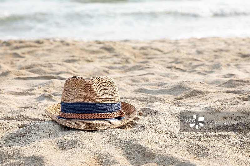 海滩上的草帽图片素材