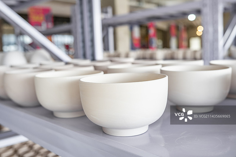 中国醴陵工厂铁架上的陶瓷素坯碗图片素材