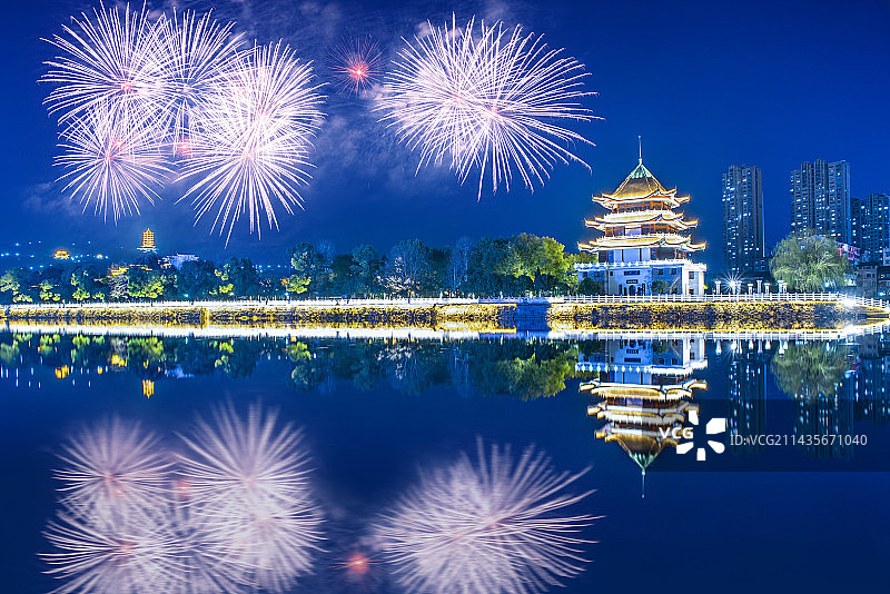 中国湖南省醴陵渌江状元洲夜景烟花图片素材
