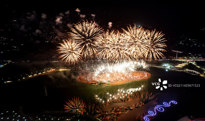 中国湖南醴陵陶子湖五一劳动节烟花秀图片素材