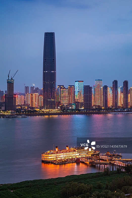 武汉知音号邮轮与绿地大厦同框图片素材