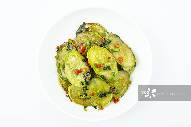 白背景上一碟紫苏煎黄瓜图片素材