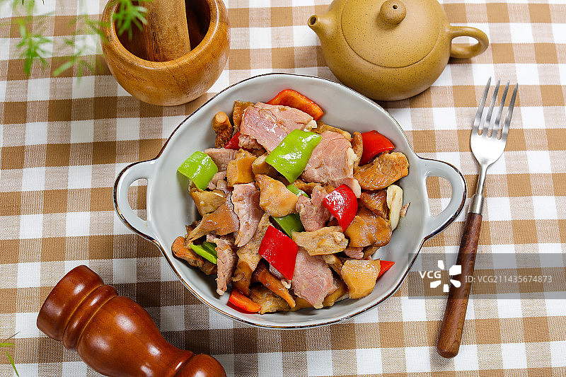 云南特色菜谷熟菌炒火腿肉图片素材
