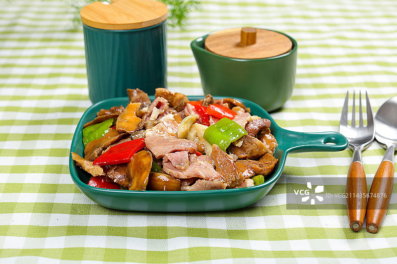 云南特色菜谷熟菌炒火腿肉图片素材