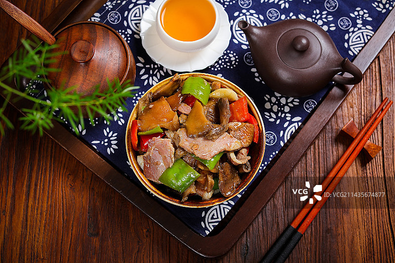 云南特色菜谷熟菌炒火腿肉图片素材