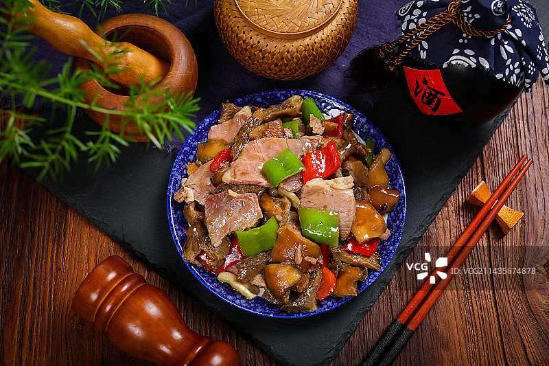 云南特色菜谷熟菌炒火腿肉图片素材