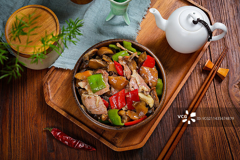 云南特色菜谷熟菌炒火腿肉图片素材