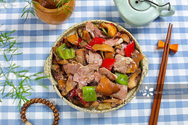 家常小炒特色菜腊肉炒松乳菇图片素材