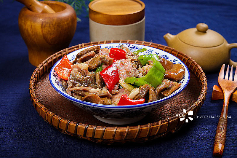 营养美味小炒野生菌谷熟菌炒火腿肉图片素材