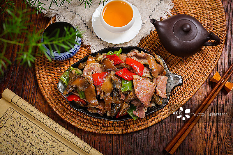 特色下酒菜火腿肉炒谷熟菌图片素材