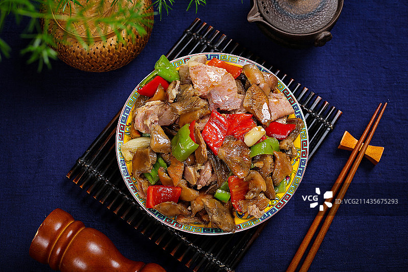 特色下酒菜火腿肉炒谷熟菌图片素材