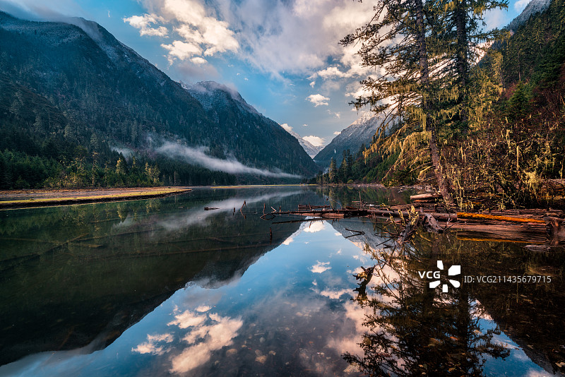 四川甘孜藏族自治州月亮湖风光图片素材