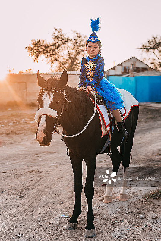 年轻女牛仔在竞技场骑马，哈萨克斯坦图片素材