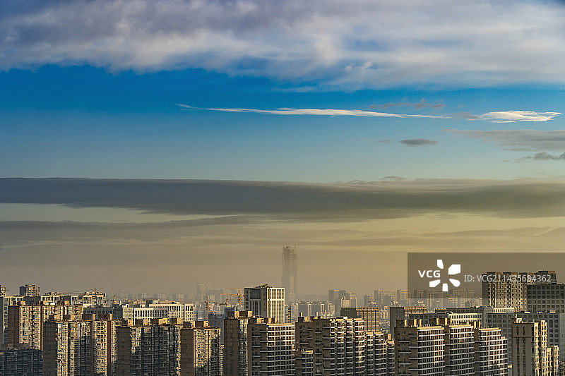 天空色彩分界清晰的沙尘天气城市建筑风光图片素材