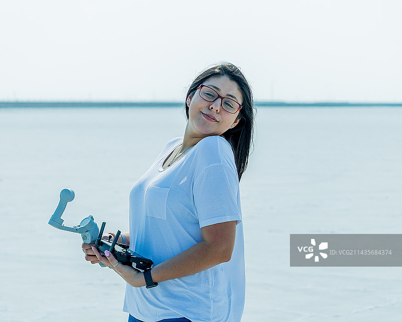 年轻女子在美国犹他州博纳维尔盐滩肖像图片素材