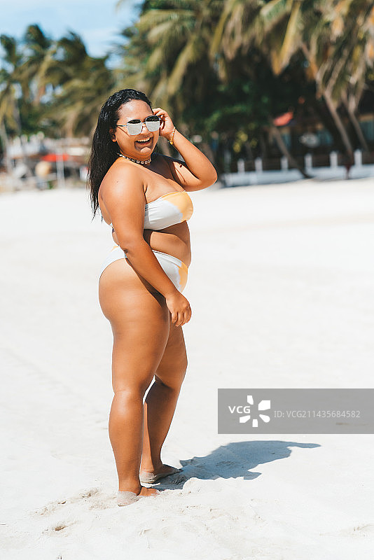 中国台湾女性在泰国帕岸岛海滩图片素材