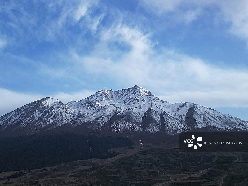 蓝天下的祁连阿咪东索雪山图片素材