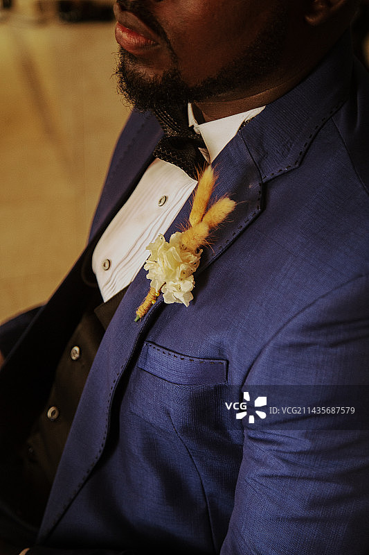 身穿西装的男子的腰部特写图片素材