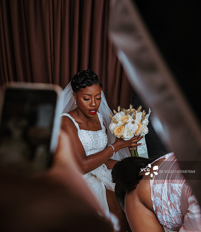 准备与家人举行婚礼的幸福美丽新娘肖像图片素材