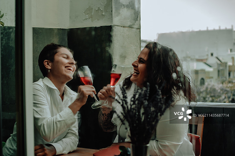 朋友在餐厅露台上喝酒图片素材