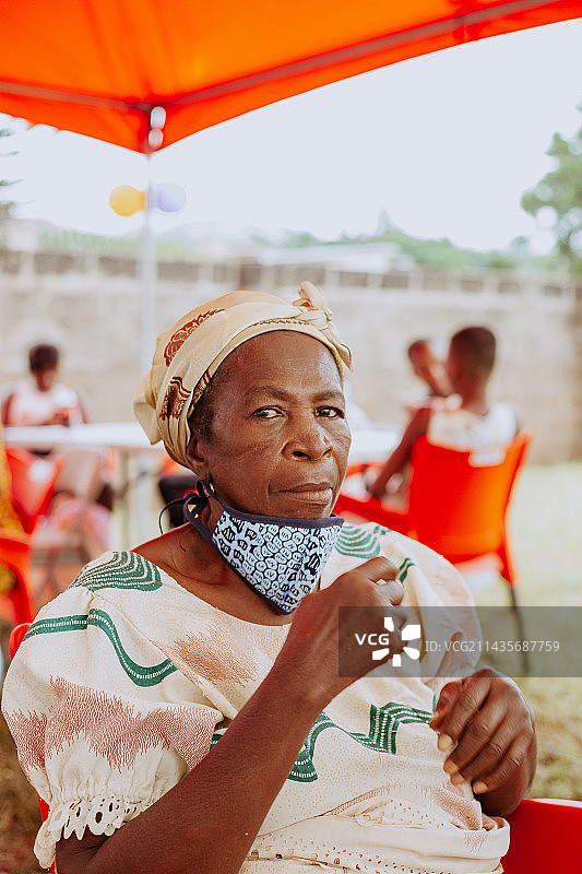 身穿传统服饰的女子坐在海滩上，阿克拉，加纳图片素材