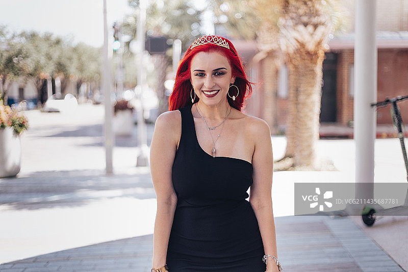 戴着华丽礼服和头饰的红发年轻女子在科珀斯克里斯蒂的肖像图片素材