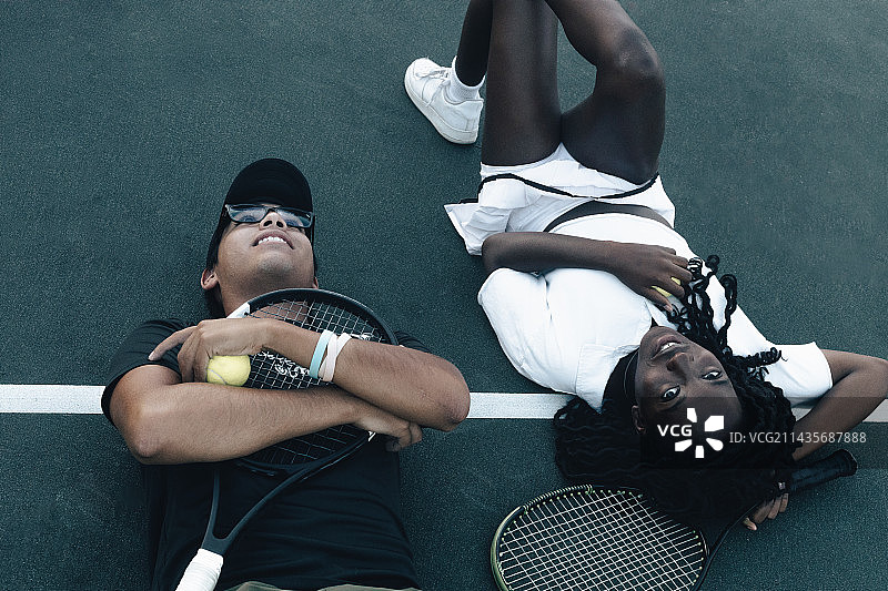 情侣躺在地板上的高角度视图，科珀斯克里斯蒂，德克萨斯州，美国图片素材