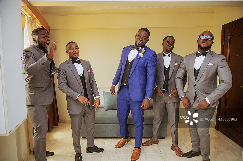 新郎和伴郎准备婚礼的肖像图片素材