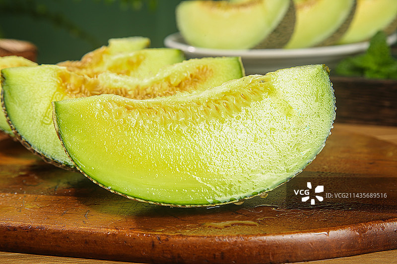 深底上的网纹蜜瓜图片素材