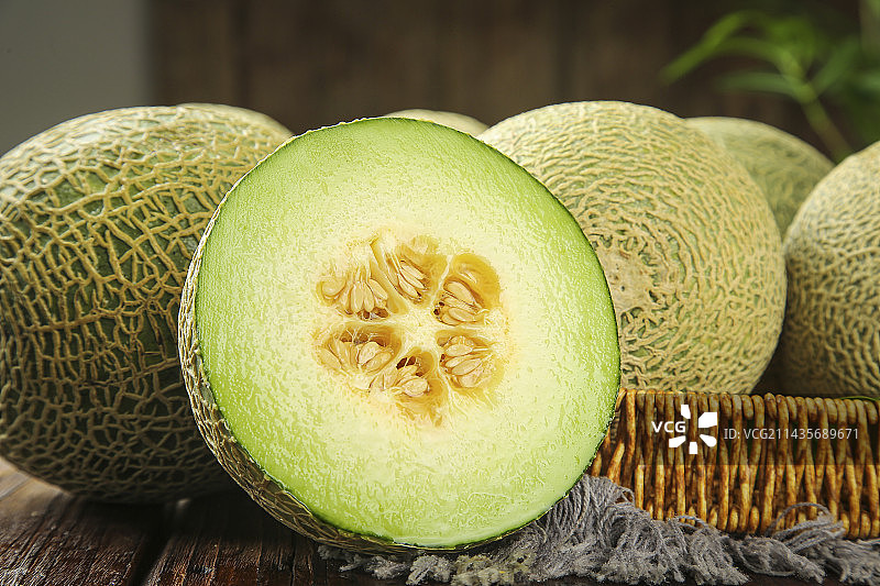 木底上的网纹蜜瓜图片素材