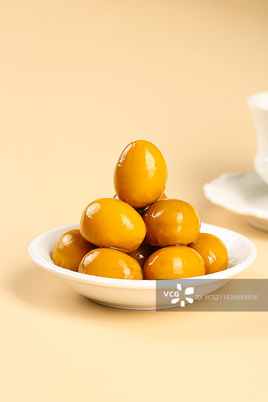 浅底上的卤鹌鹑蛋图片素材