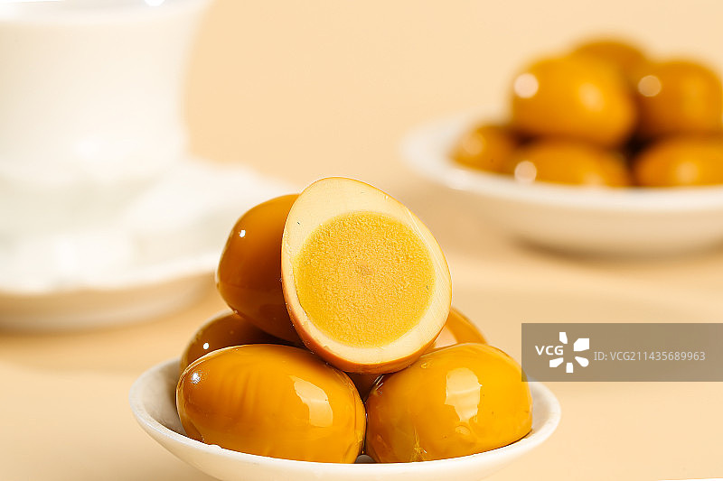 浅底上的卤鹌鹑蛋图片素材