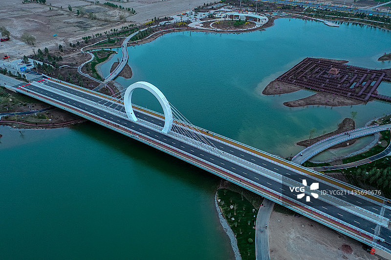 航拍建设中的甘肃张掖中央文化公园皓月桥图片素材