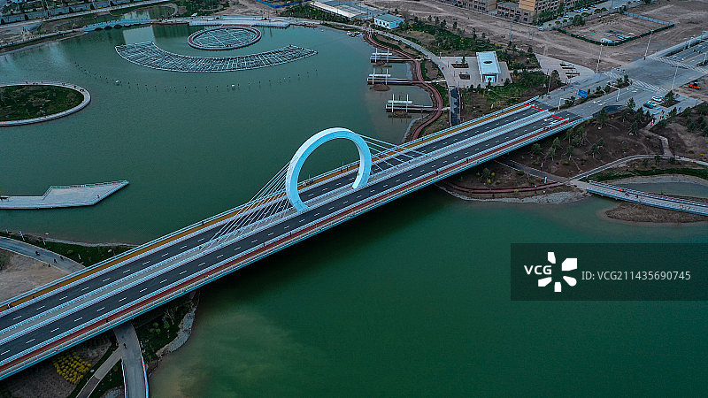 航拍建设中的甘肃张掖中央文化公园皓月桥图片素材