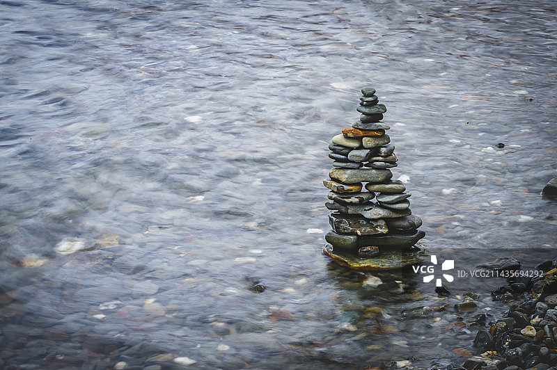 青藏高原西藏自治区圣湖羊卓雍措玛尼堆图片素材